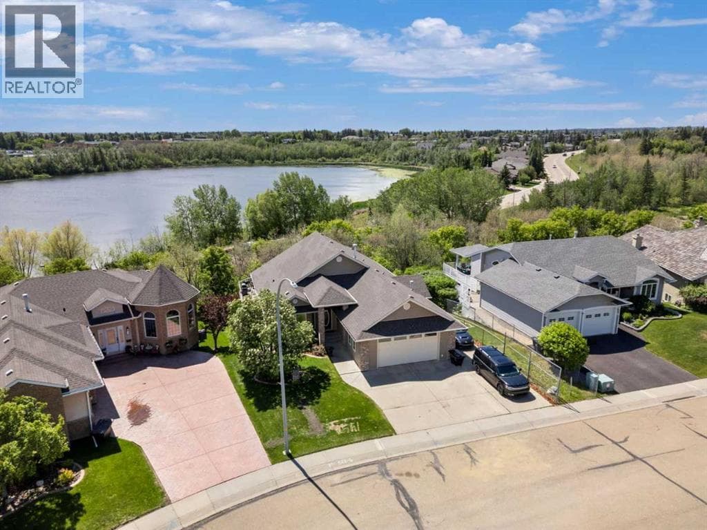 32 Lakes Close