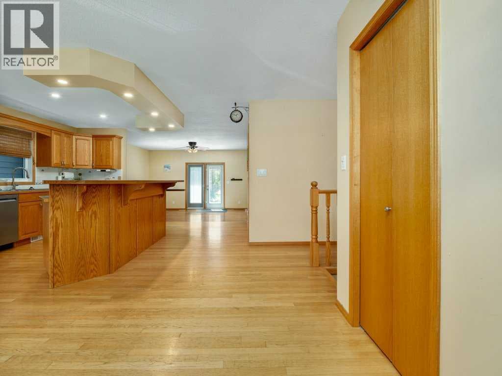 51 Wildwood Crescent W — photo 2