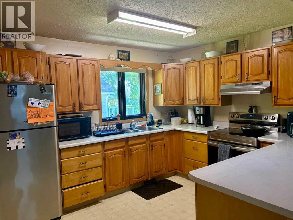 5032 48 Street — photo 4