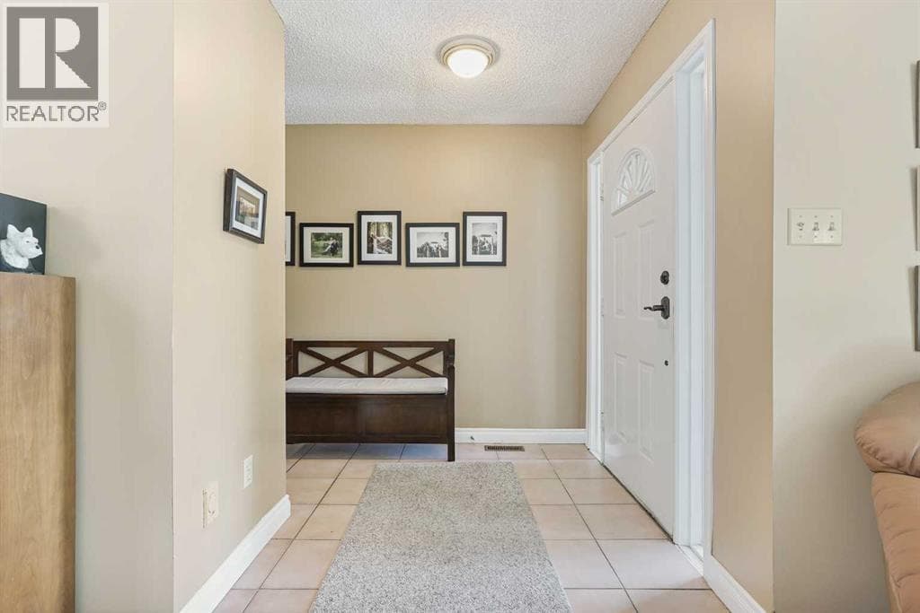 82 Sherwood Boulevard W — photo 2