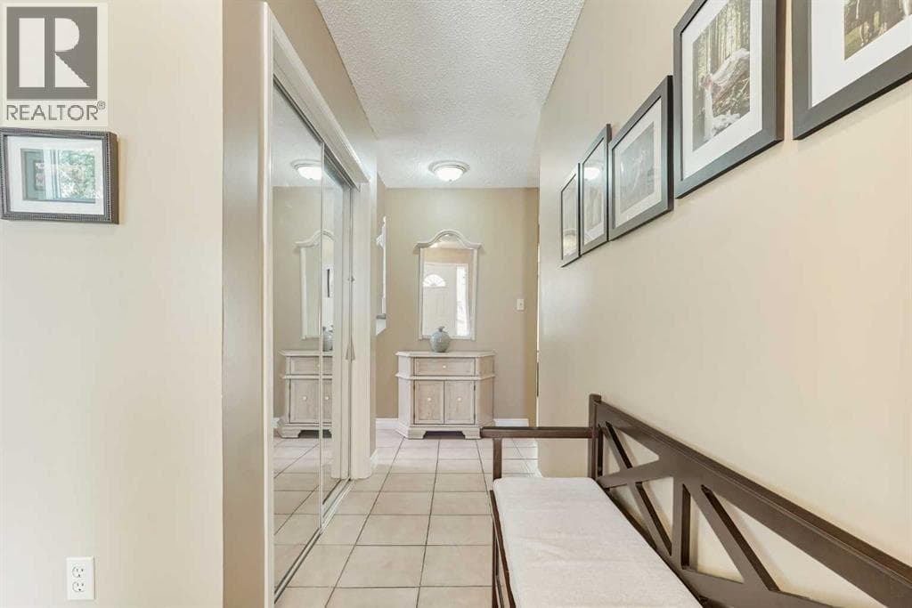 82 Sherwood Boulevard W — photo 3