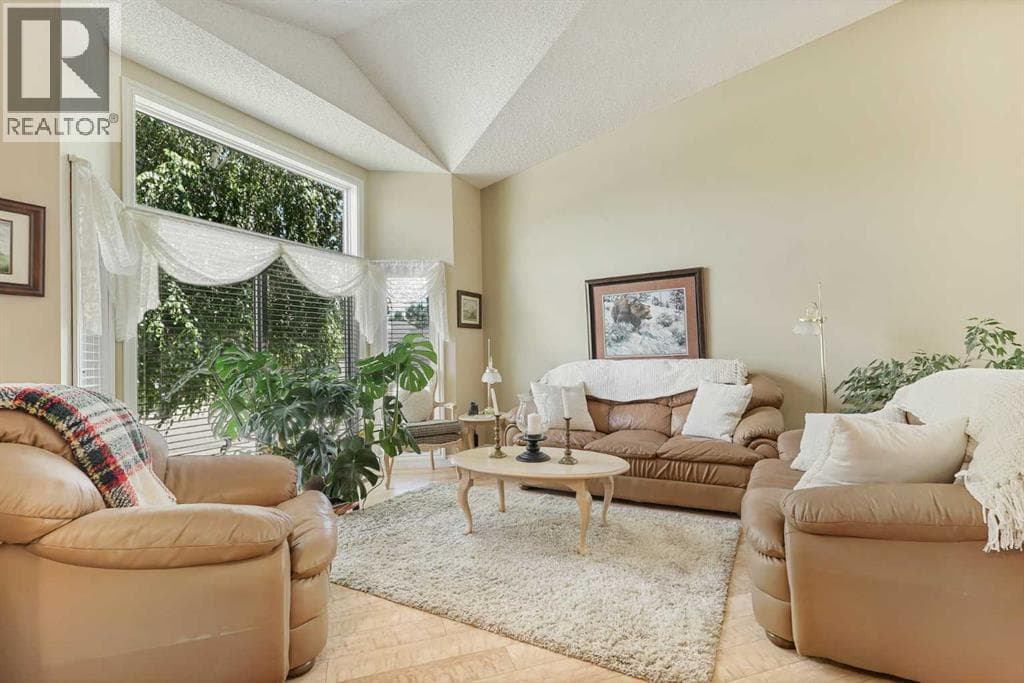 82 Sherwood Boulevard W — photo 4