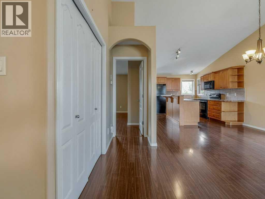 727 Aberdeen Crescent W — photo 3