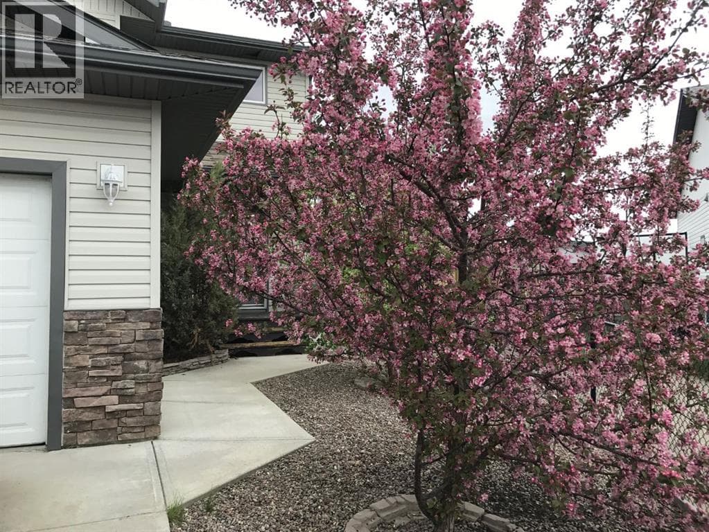 220 Hillcrest Court — photo 2