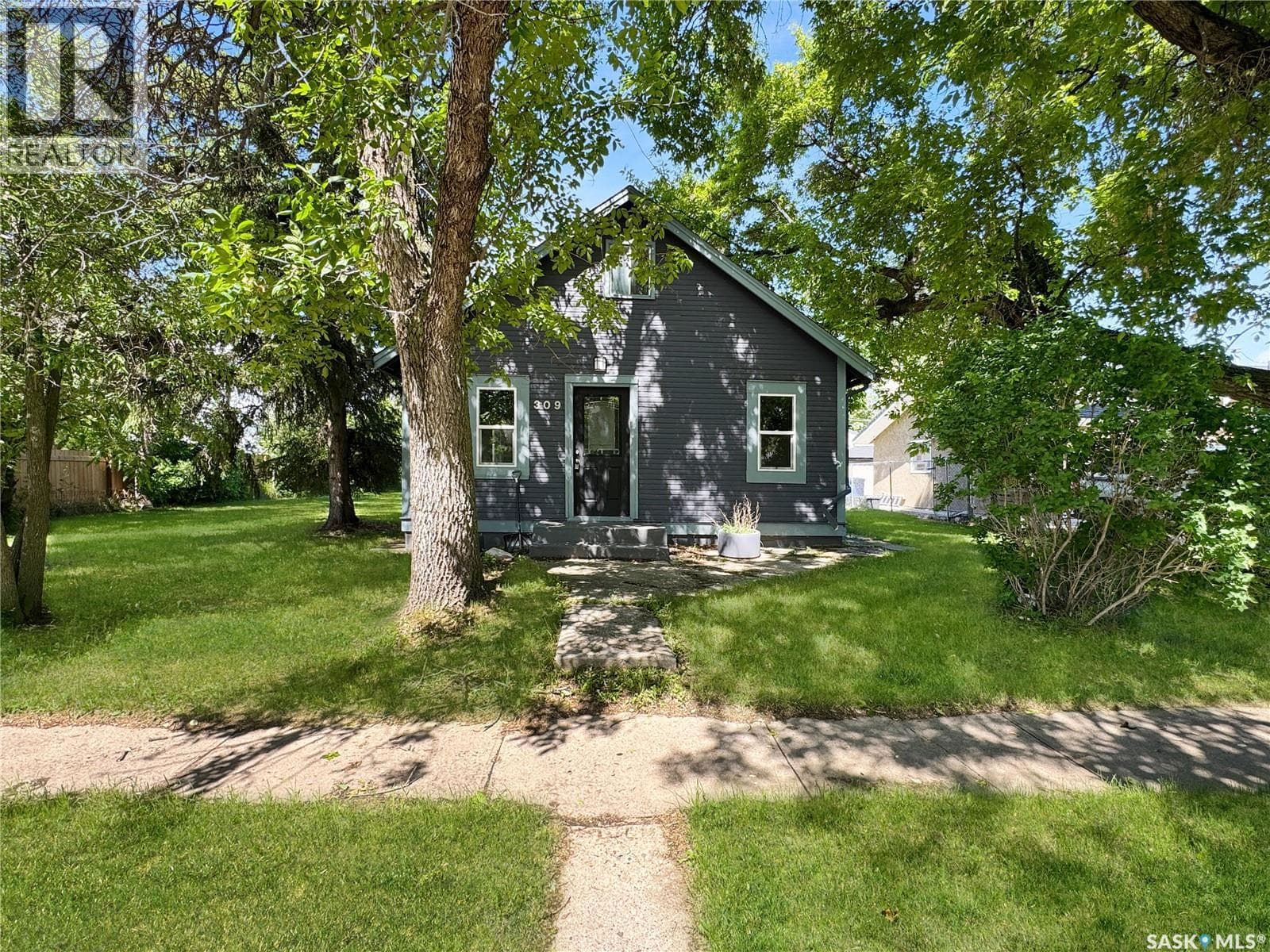 309 3rd STREET W
