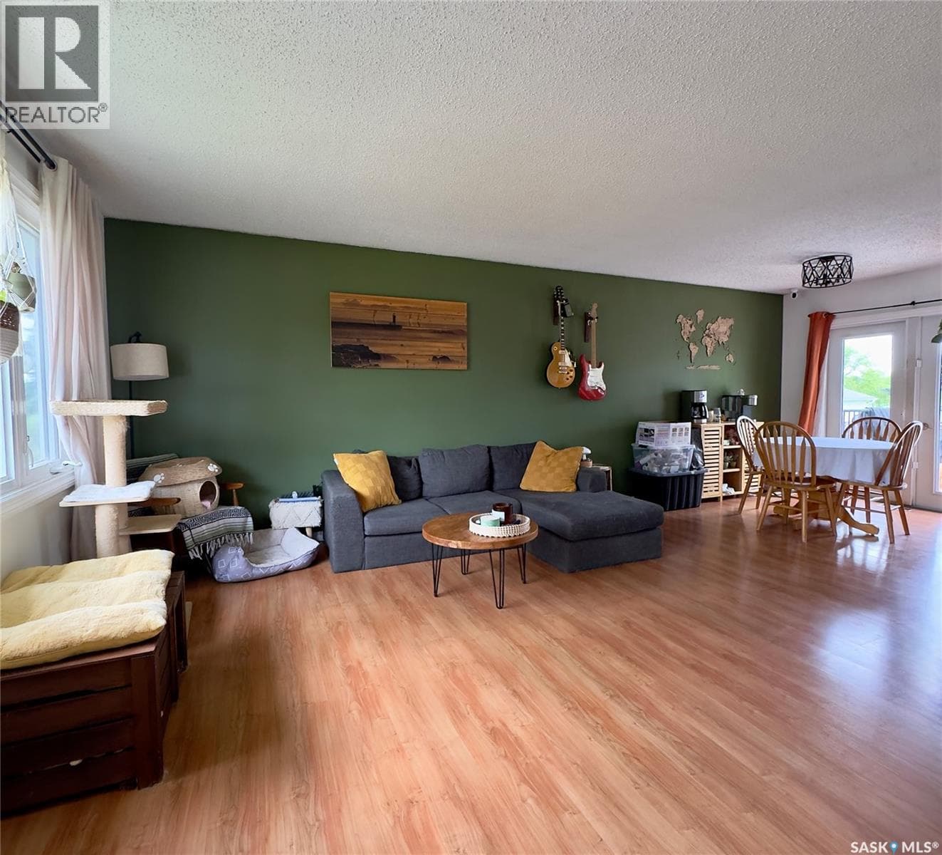 6007 Neufeld AVENUE — photo 2