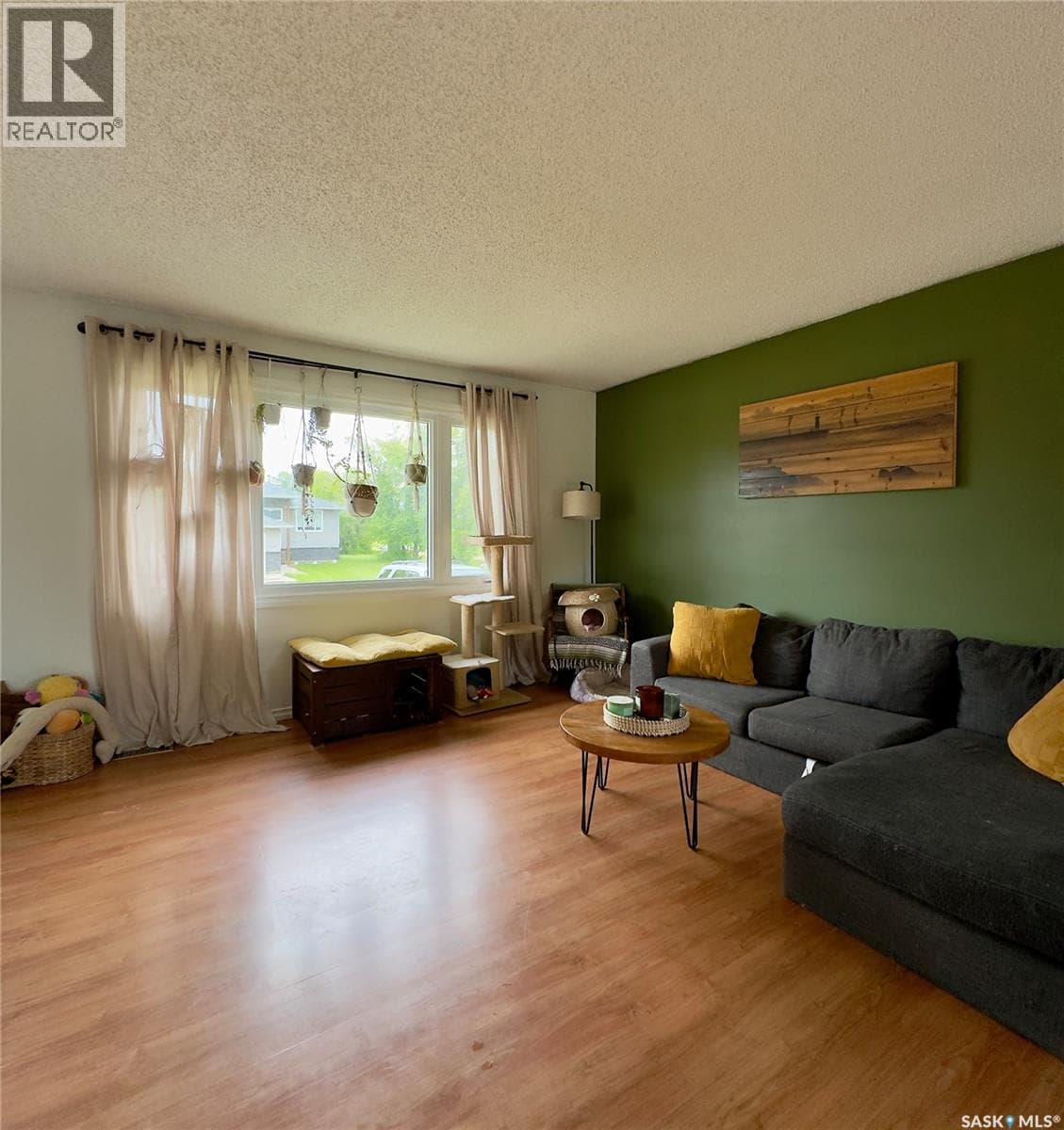6007 Neufeld AVENUE — photo 3
