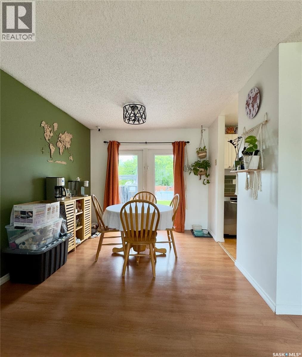 6007 Neufeld AVENUE — photo 4