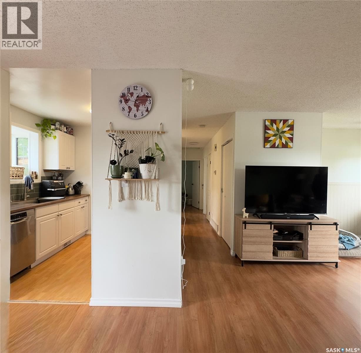 6007 Neufeld AVENUE — photo 5