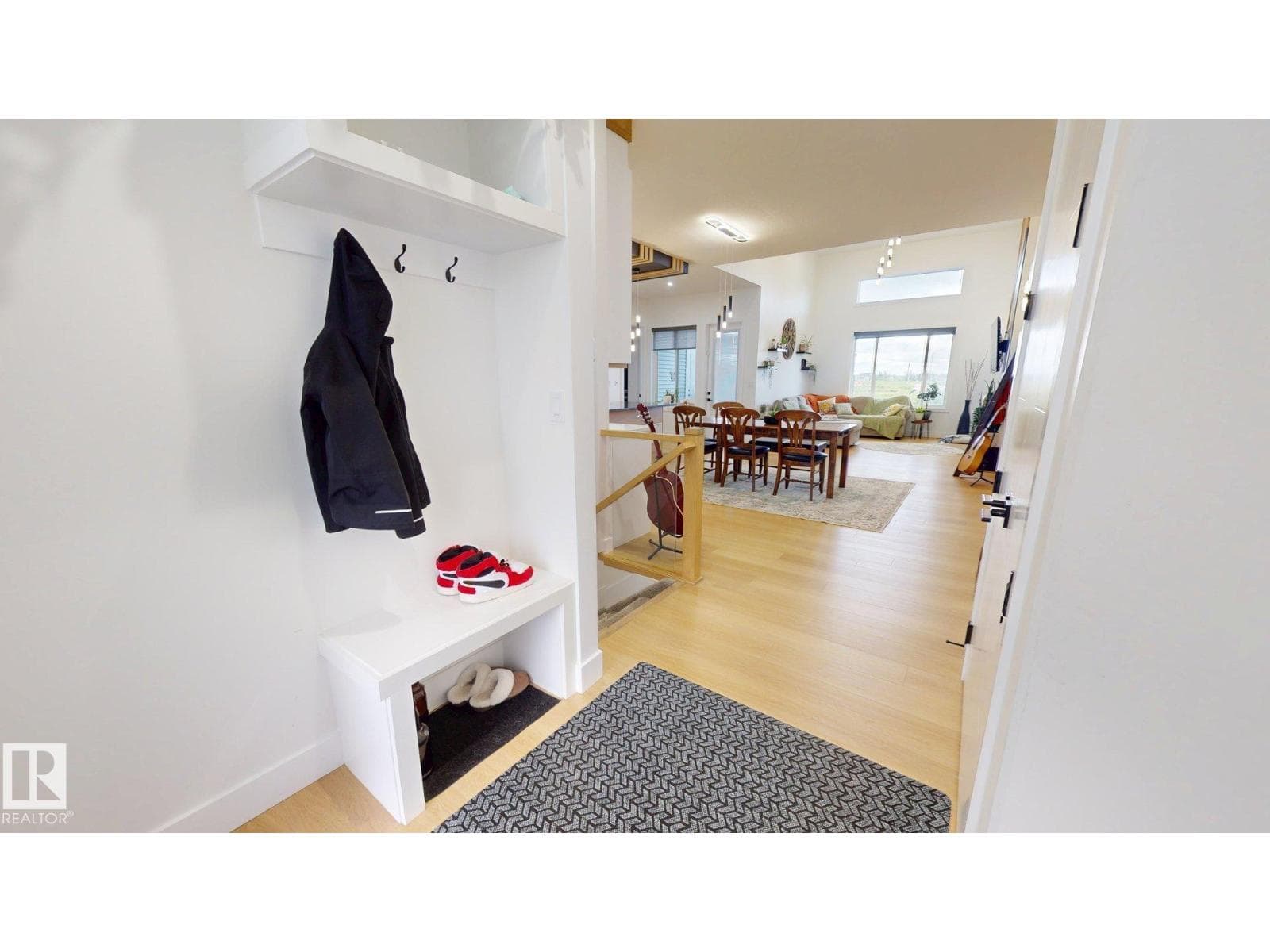 19 ELWYCK GA — photo 3