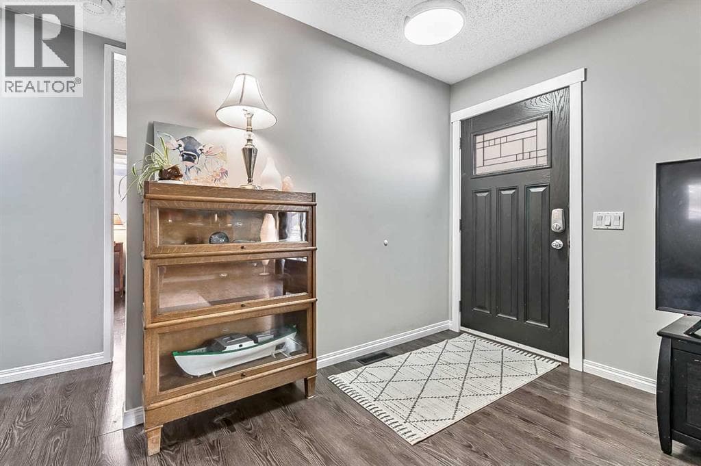 399 Maitland Crescent NE — photo 2