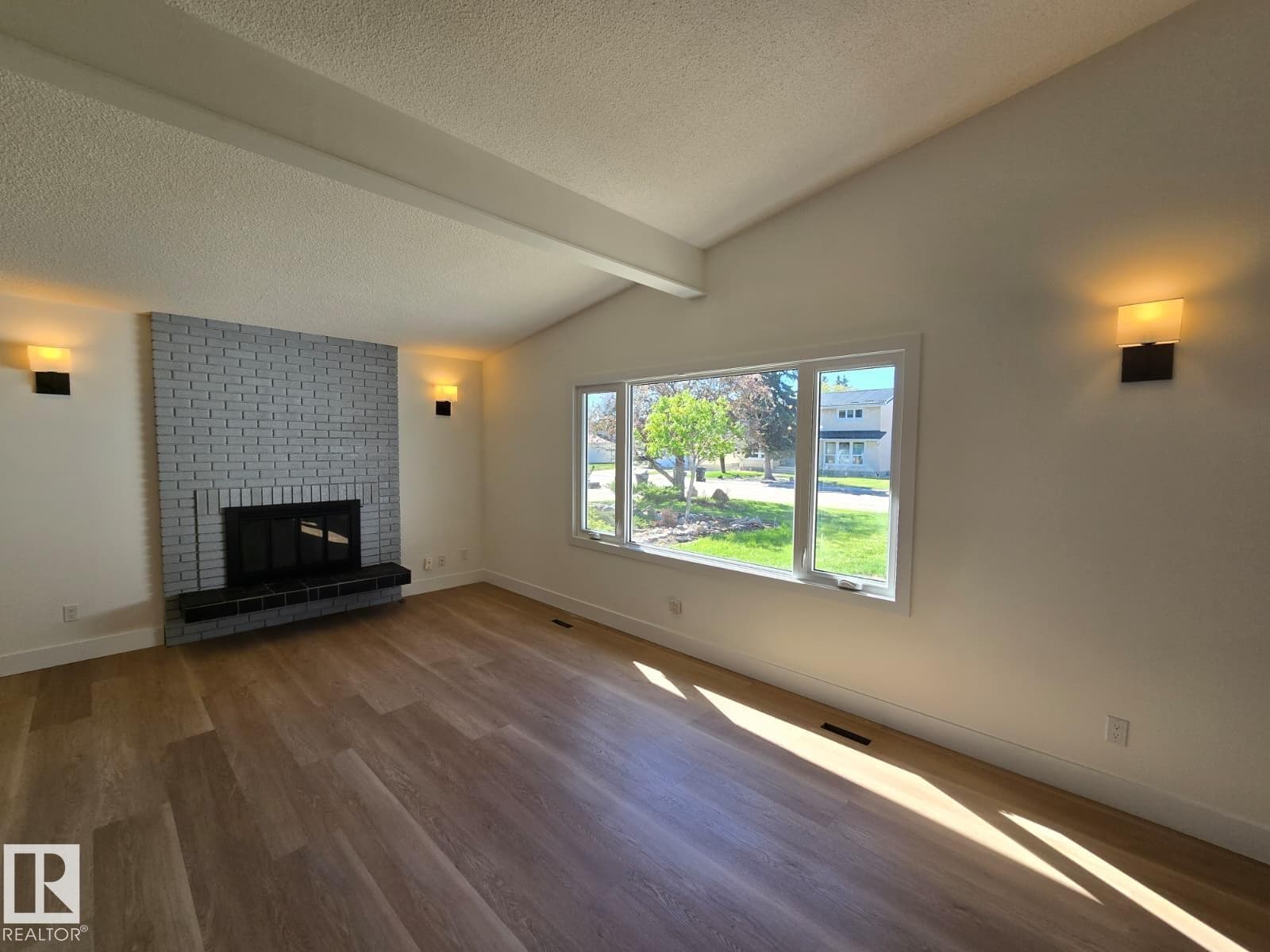 18526 86A AV NW — photo 2