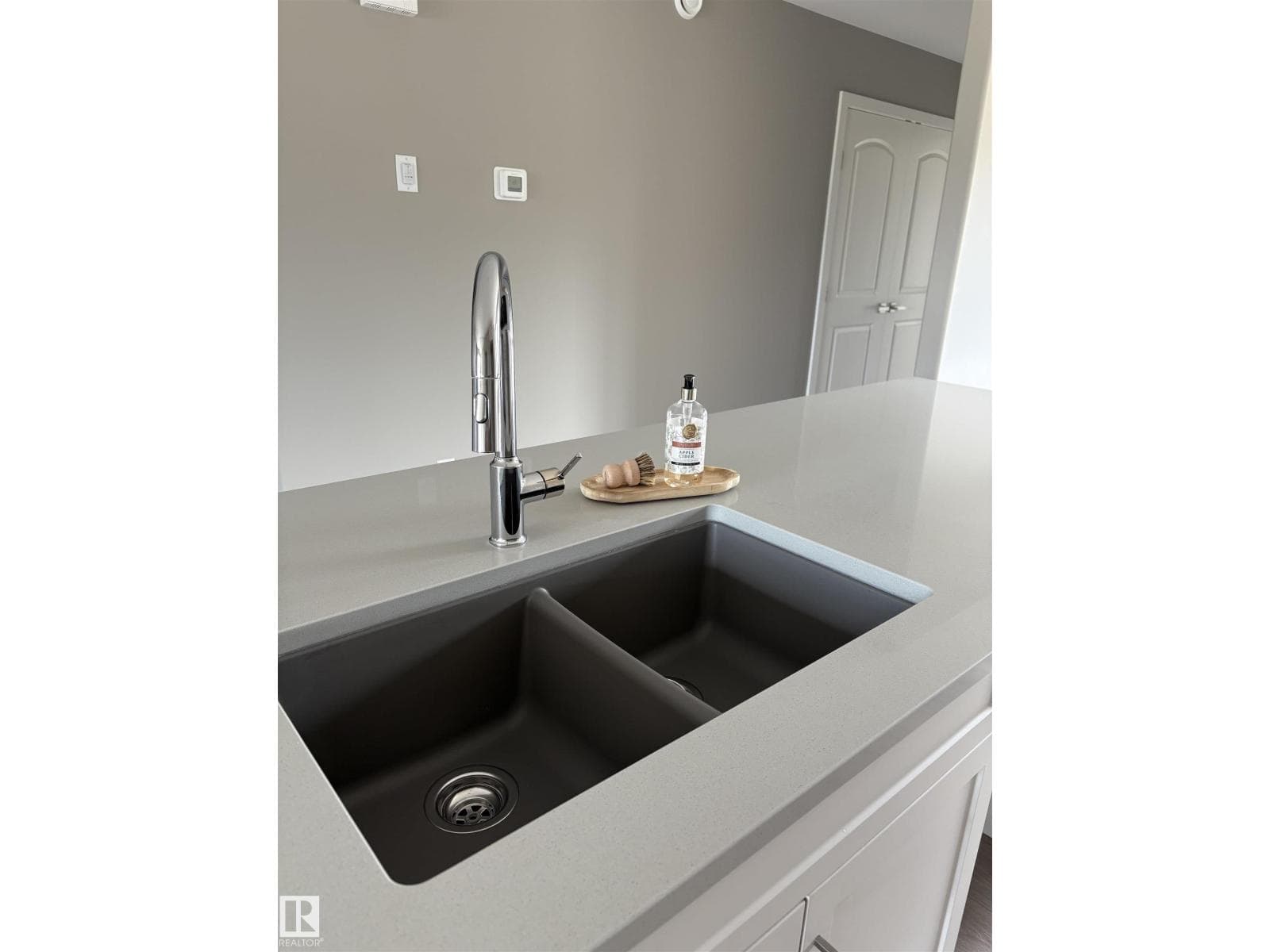 7413 44 AV — photo 4