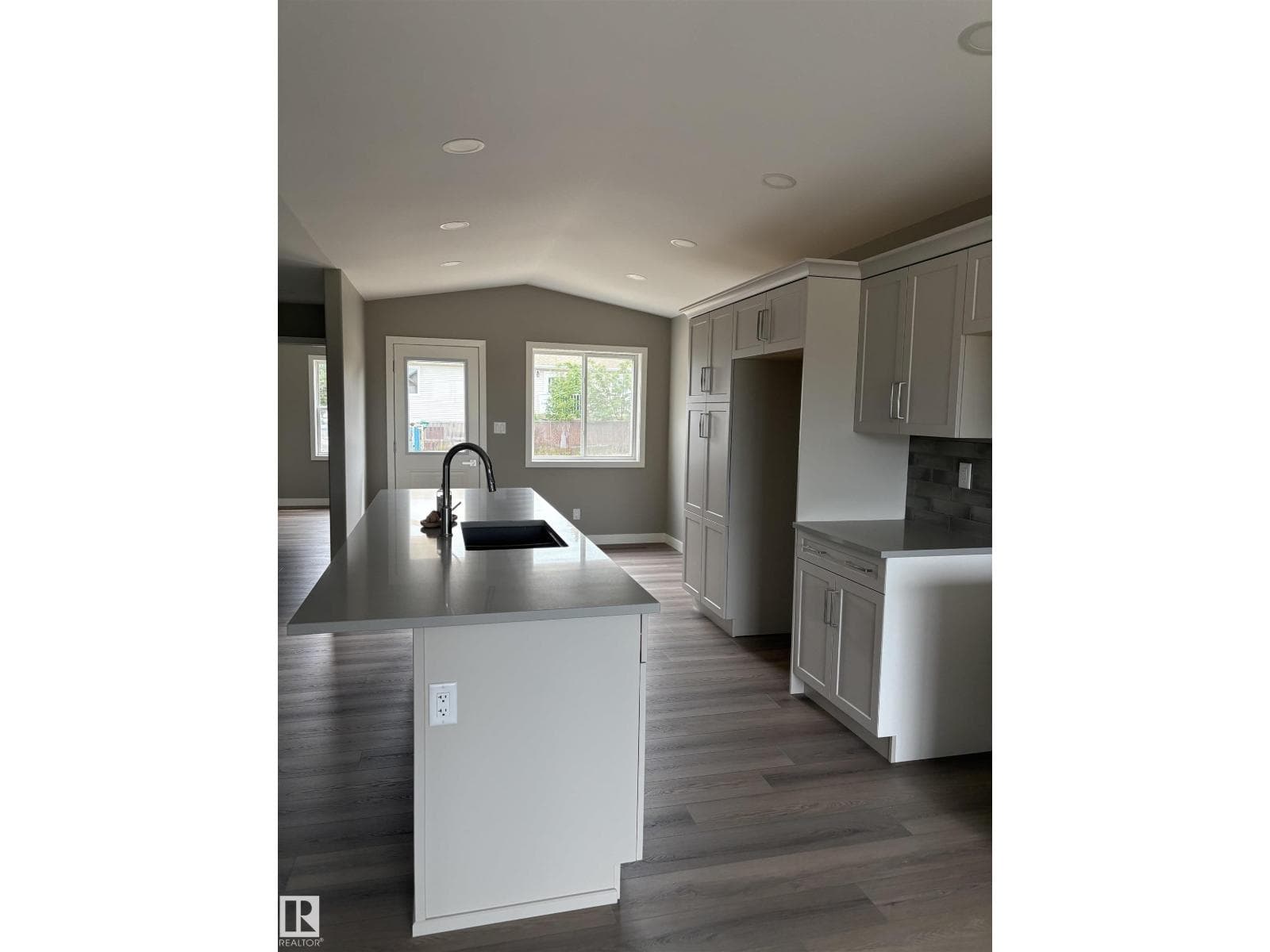 7413 44 AV — photo 3