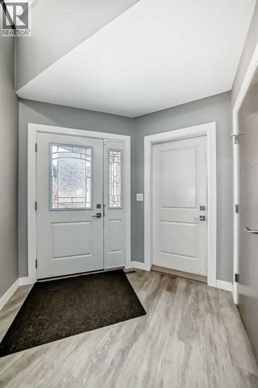 4030 40 Street Close — photo 2