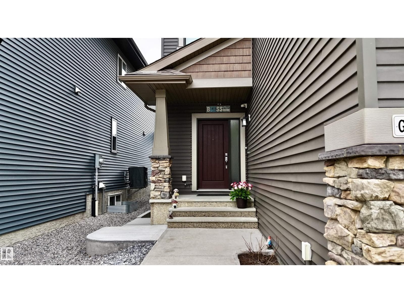5907 19 AV SW — photo 2