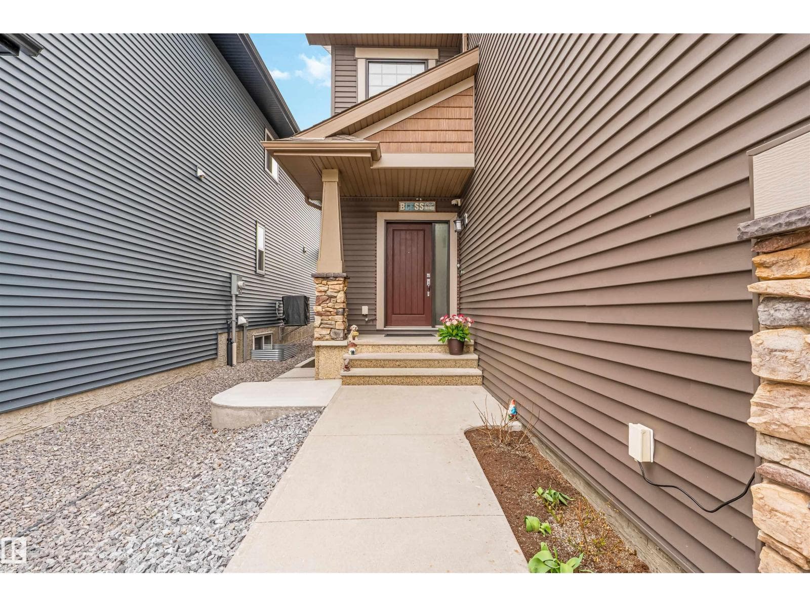 5907 19 AV SW — photo 4