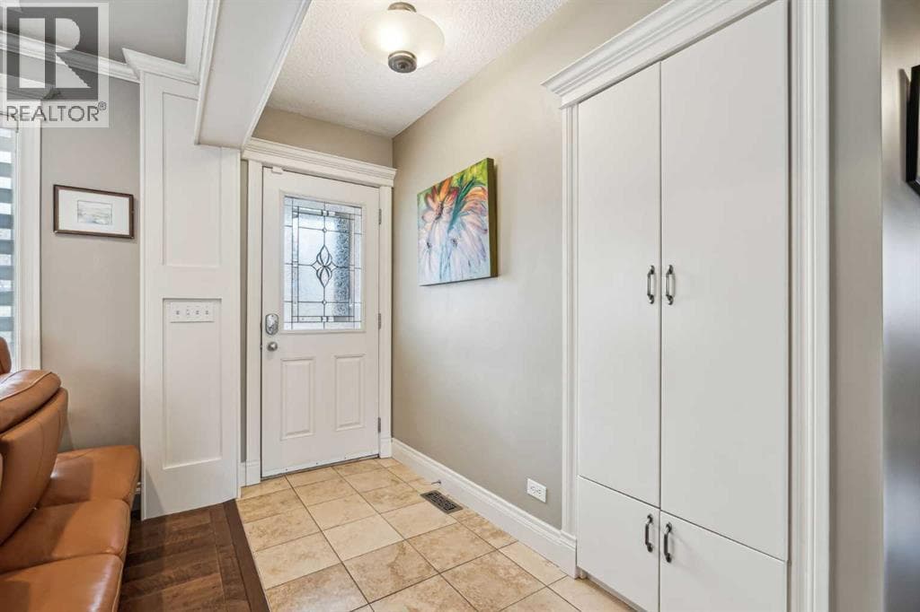 315 45 Avenue SW — photo 2