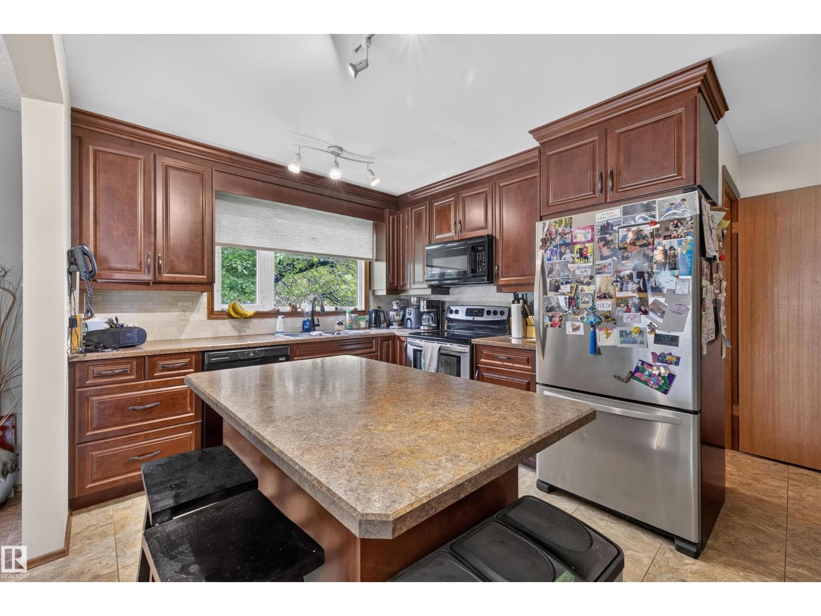 18 GLENBROOK BV — photo 3
