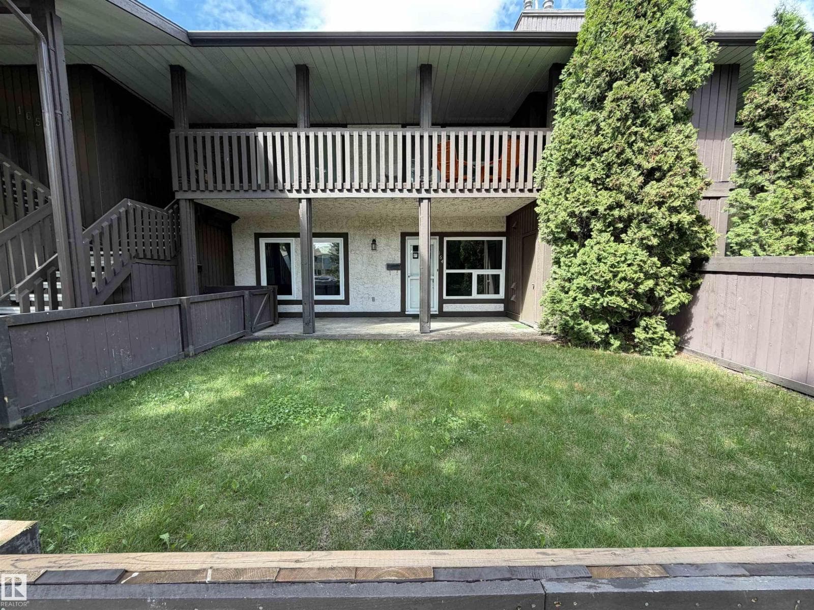 164 SURREY GARDENS GD NW — photo 2