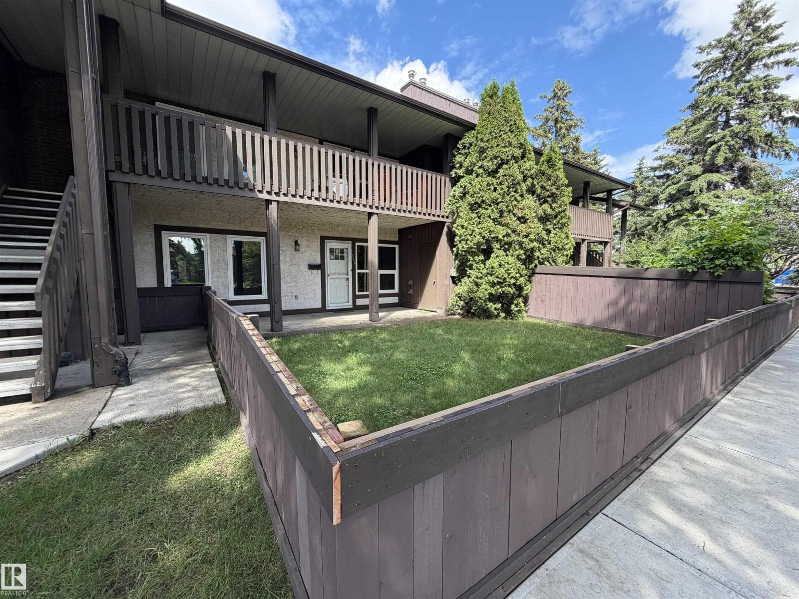 164 SURREY GARDENS GD NW — photo 4