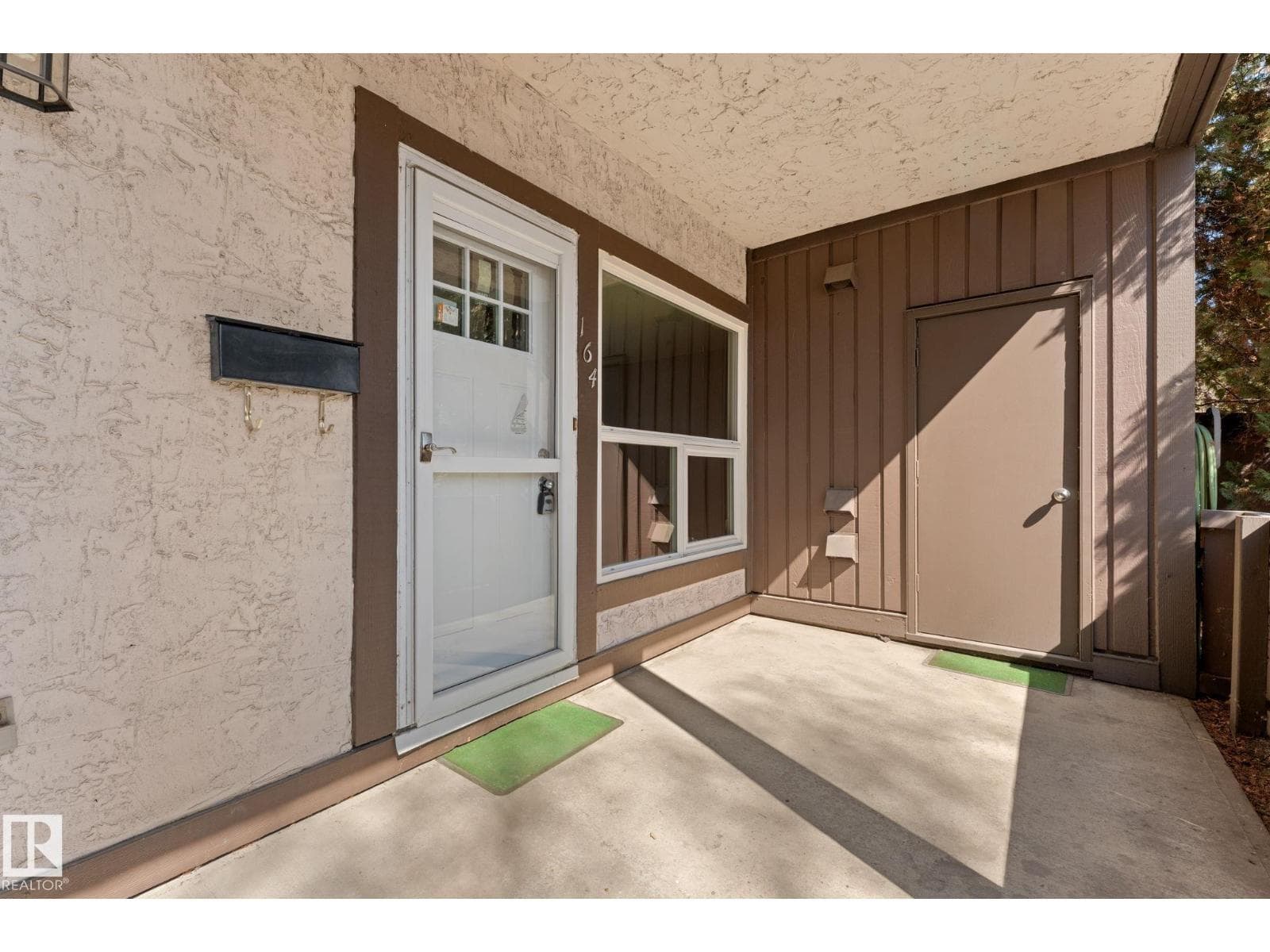 164 SURREY GARDENS GD NW — photo 5