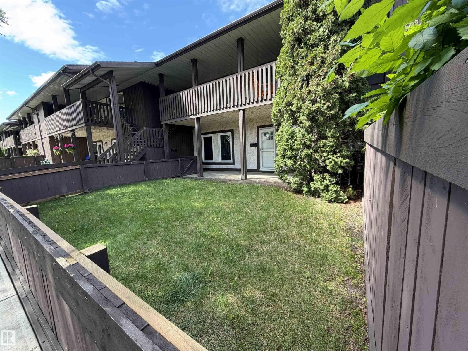 164 SURREY GARDENS GD NW — photo 3