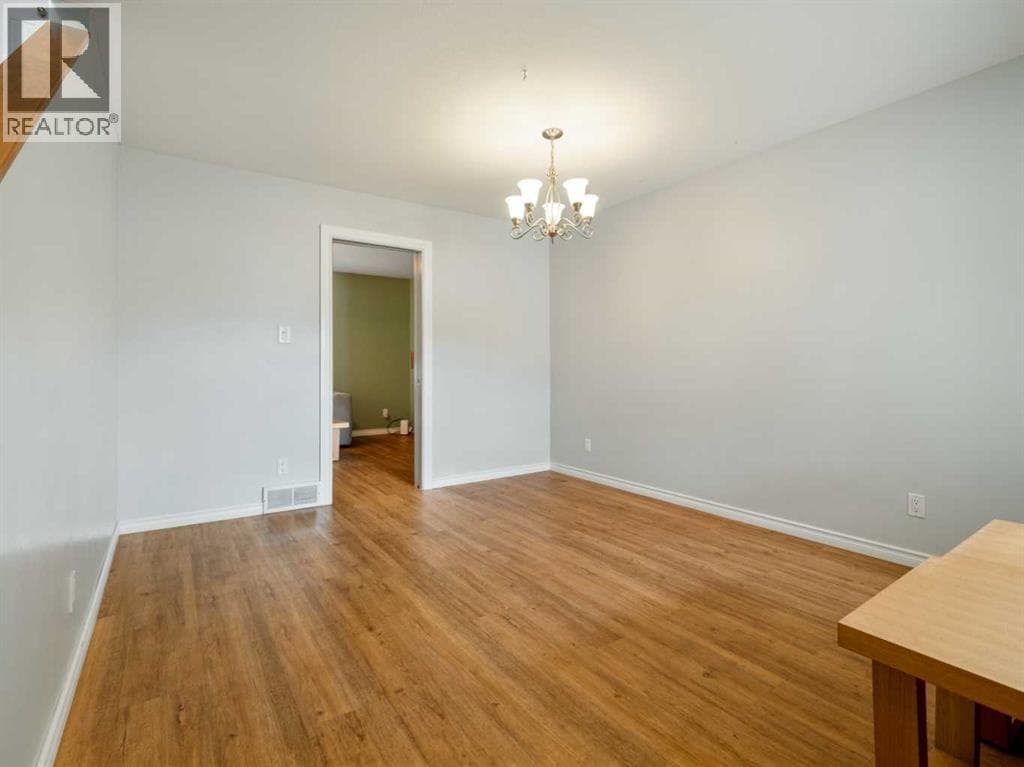 123 Stoney Crescent W — photo 2