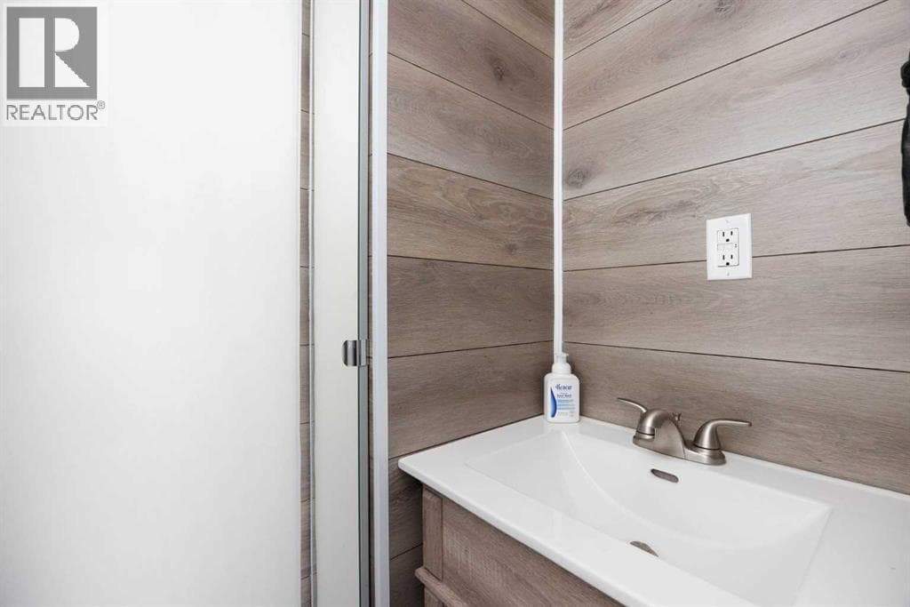 147 Windsor Drive — photo 4