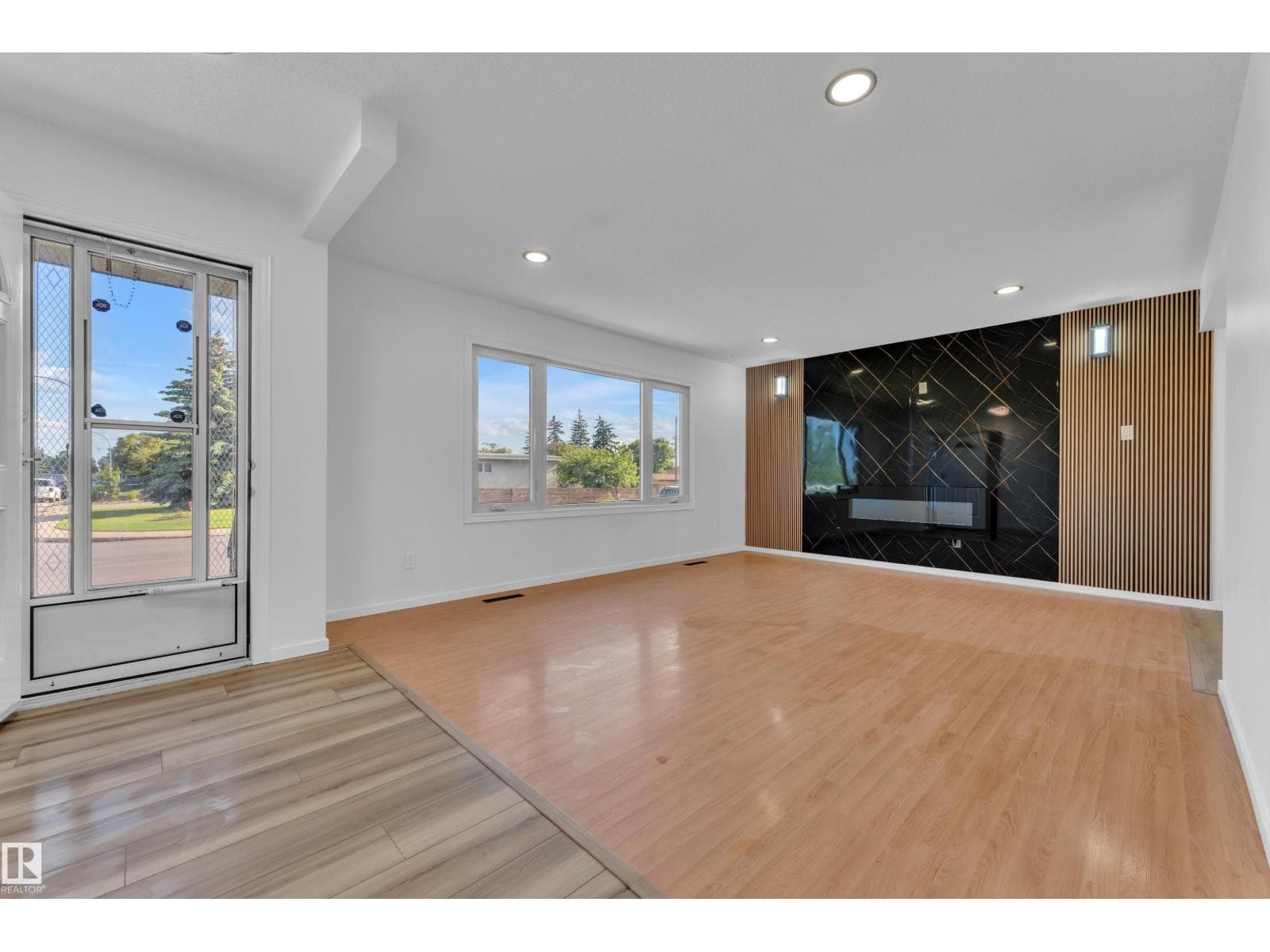 8104 135 AV NW