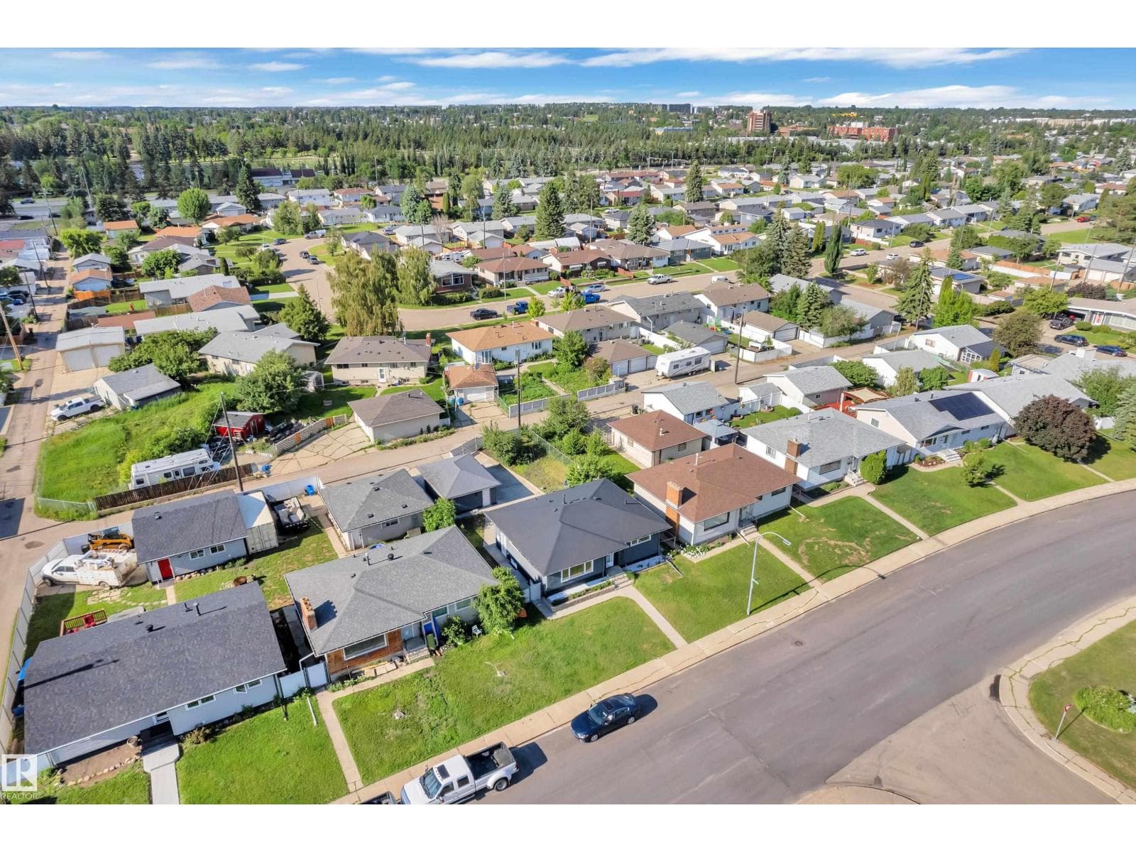 8104 135 AV NW — photo 3