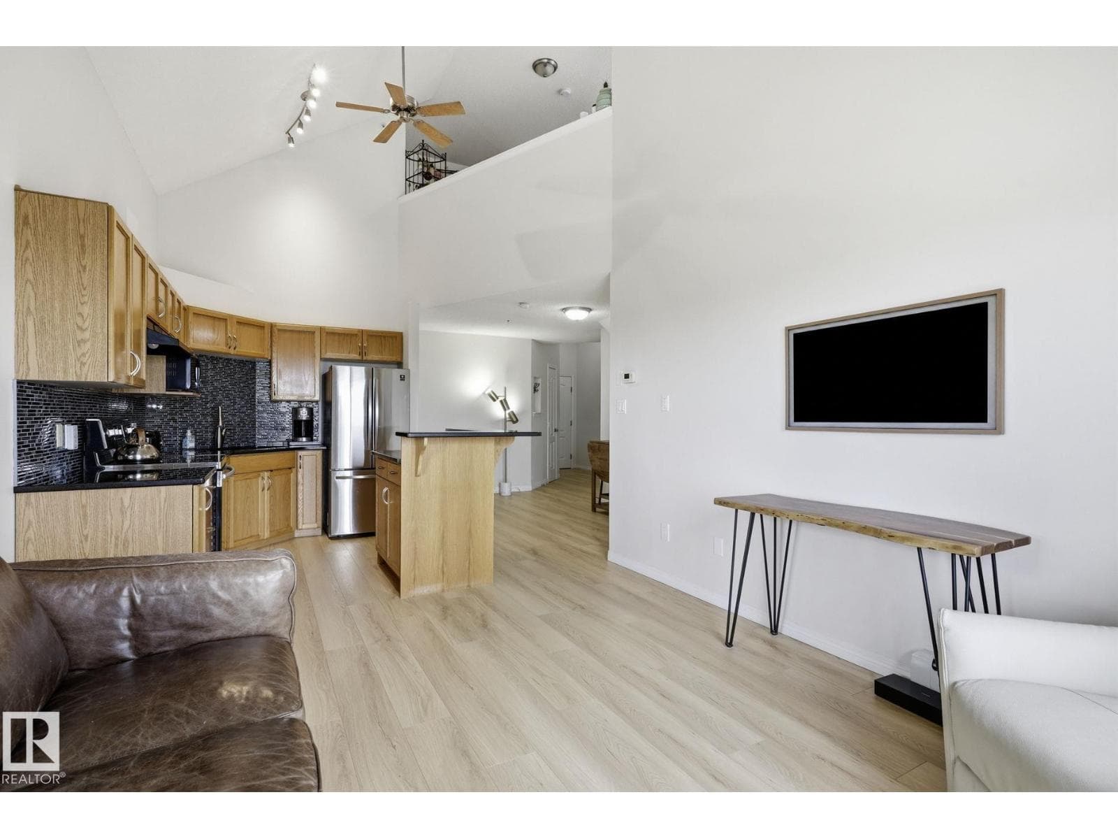 #426 3425 19 ST NW
