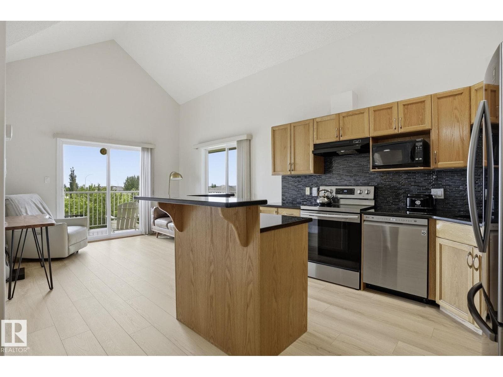 #426 3425 19 ST NW — photo 4