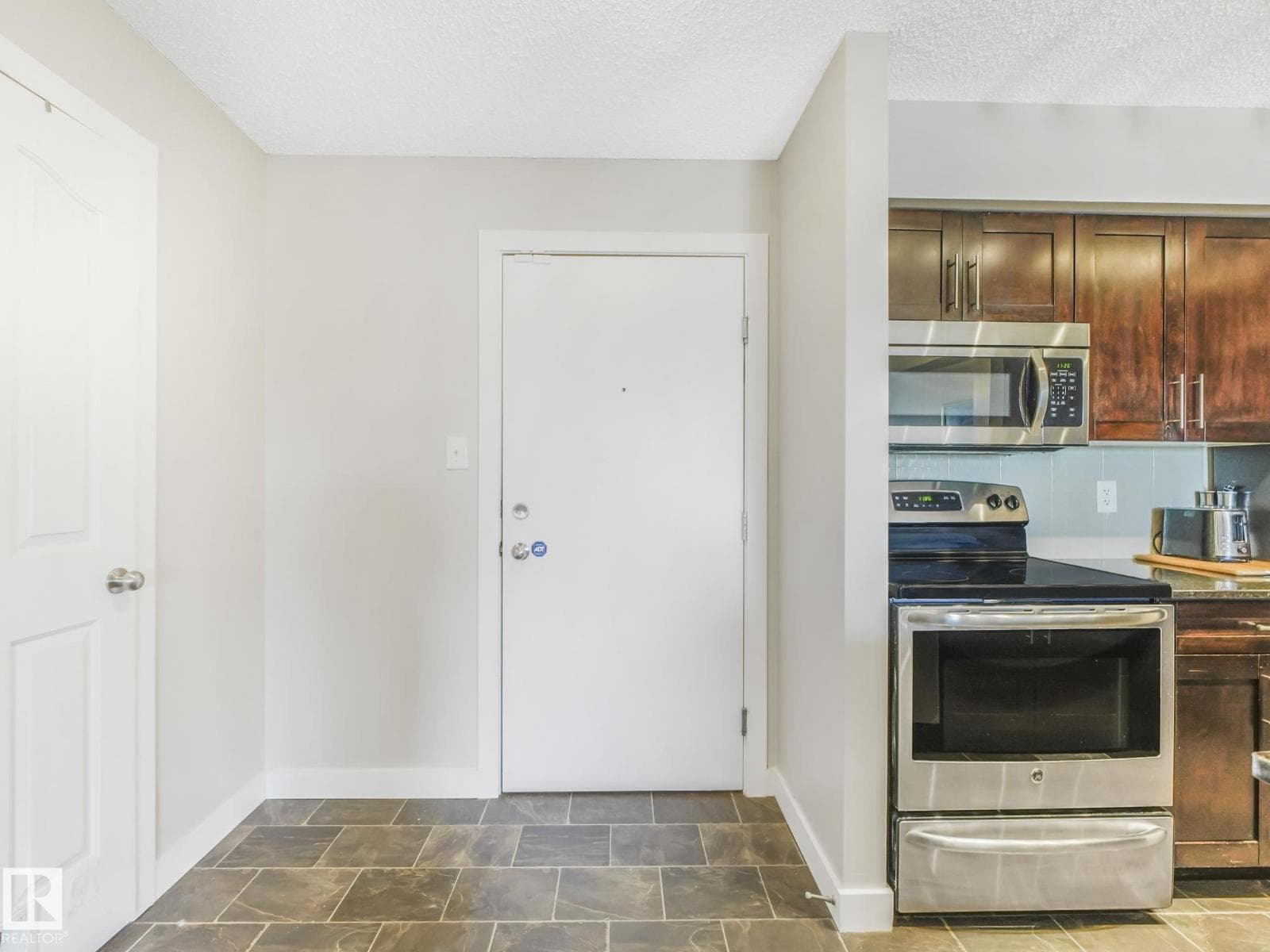 ##404 270 MCCONACHIE DR NW — photo 3