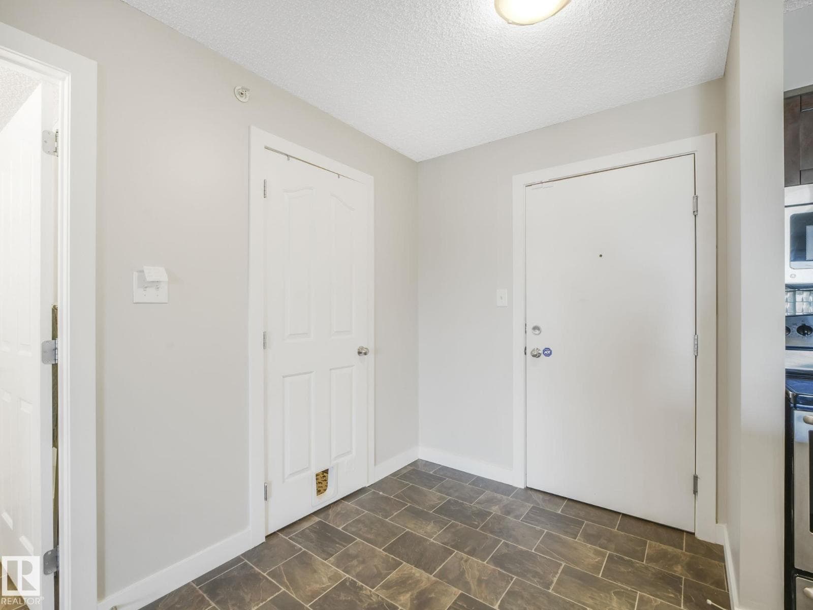 ##404 270 MCCONACHIE DR NW — photo 4
