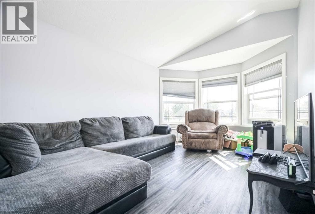 7018 90 Street — photo 3
