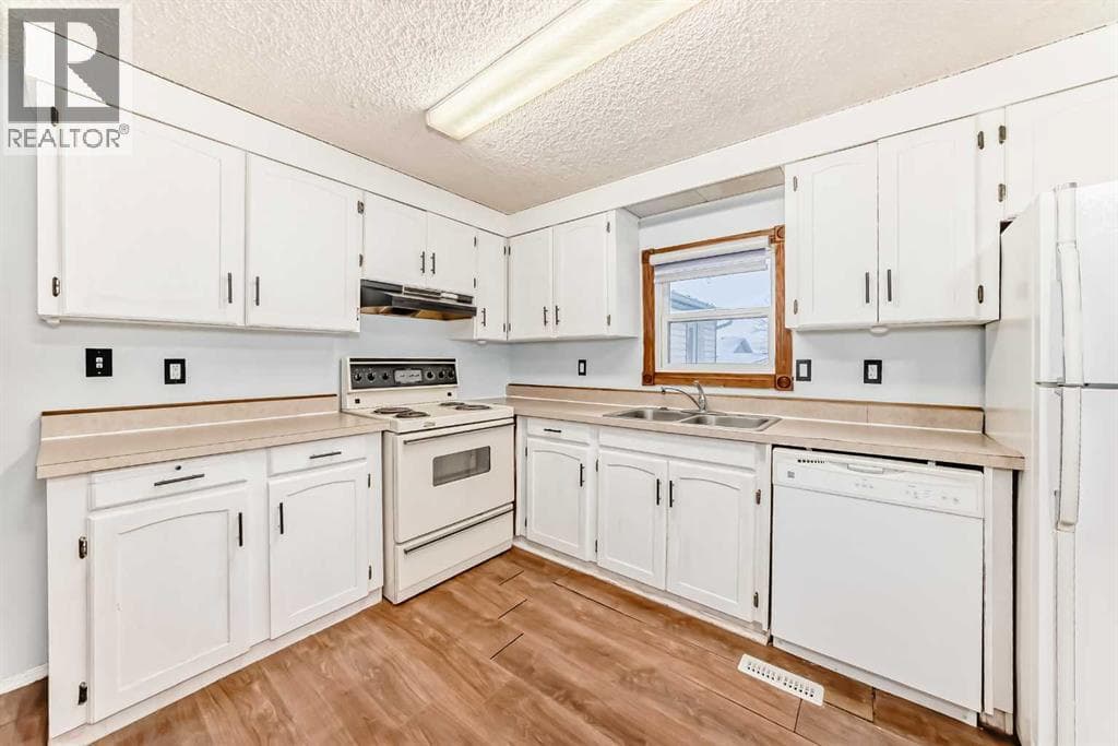 5209 46 Street — photo 5