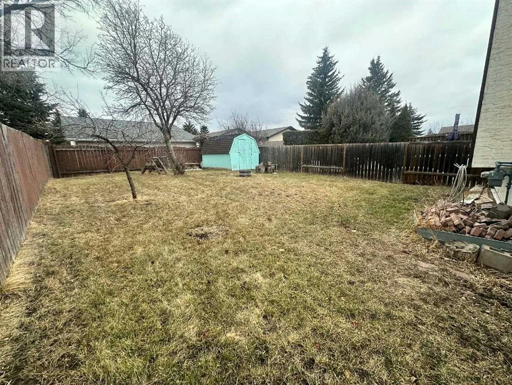 3905 52 Avenue — photo 2