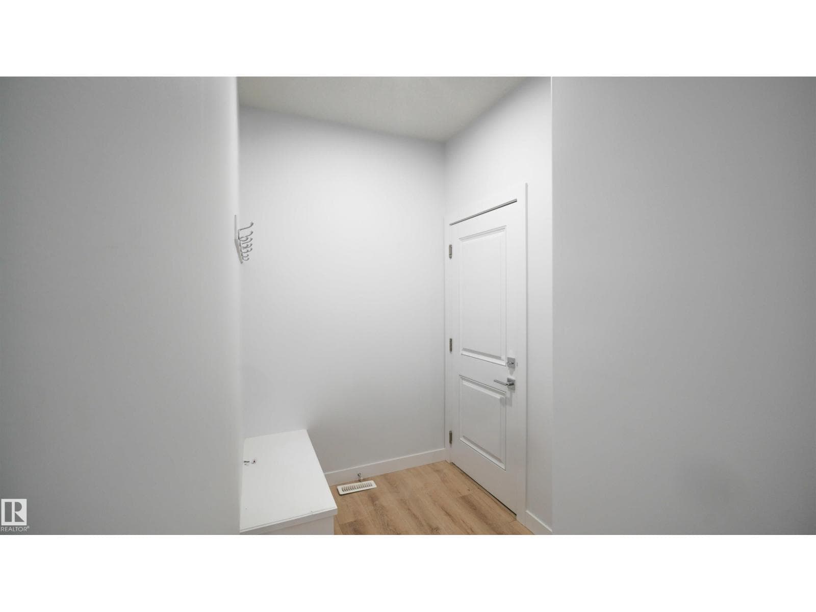 3708 40 Ave — photo 4
