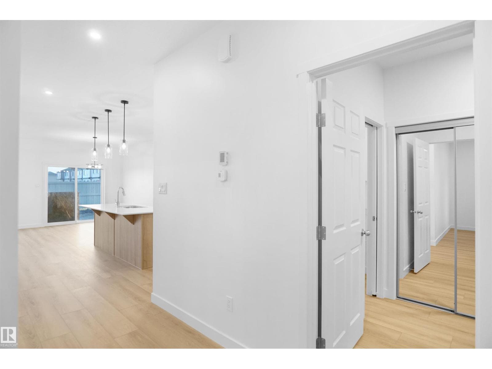 7247 182 AV NW — photo 3