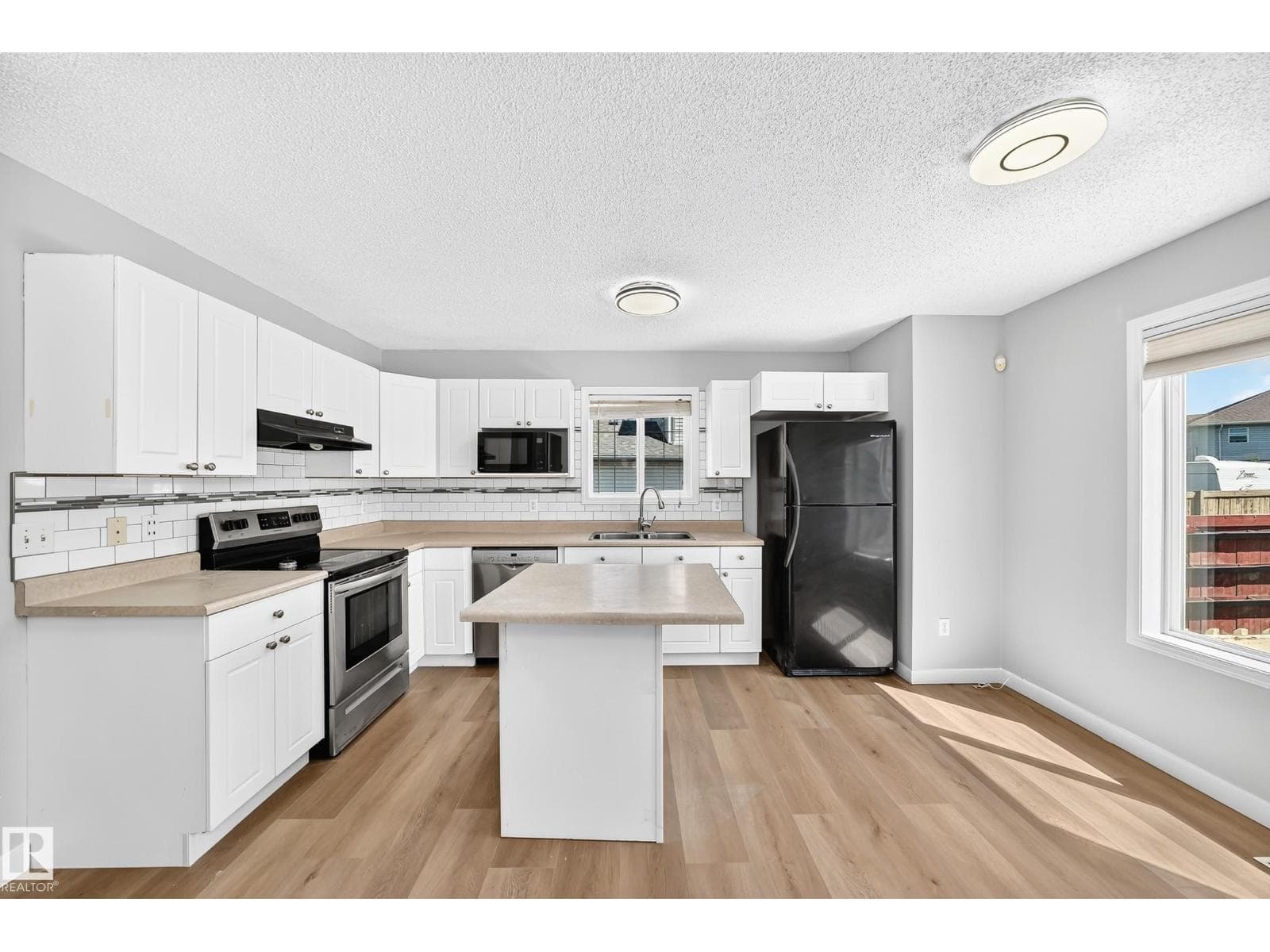 203 84 ST SW — photo 5