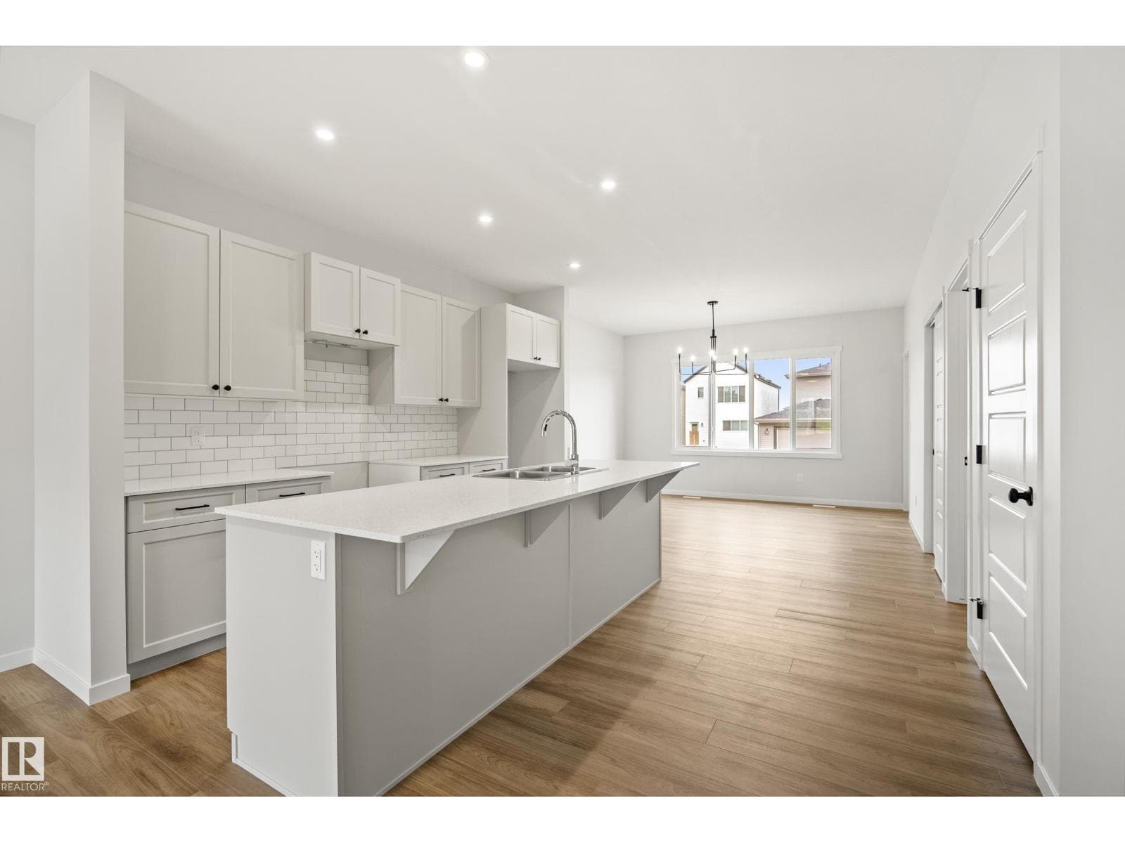 1224 MCLEOD AV