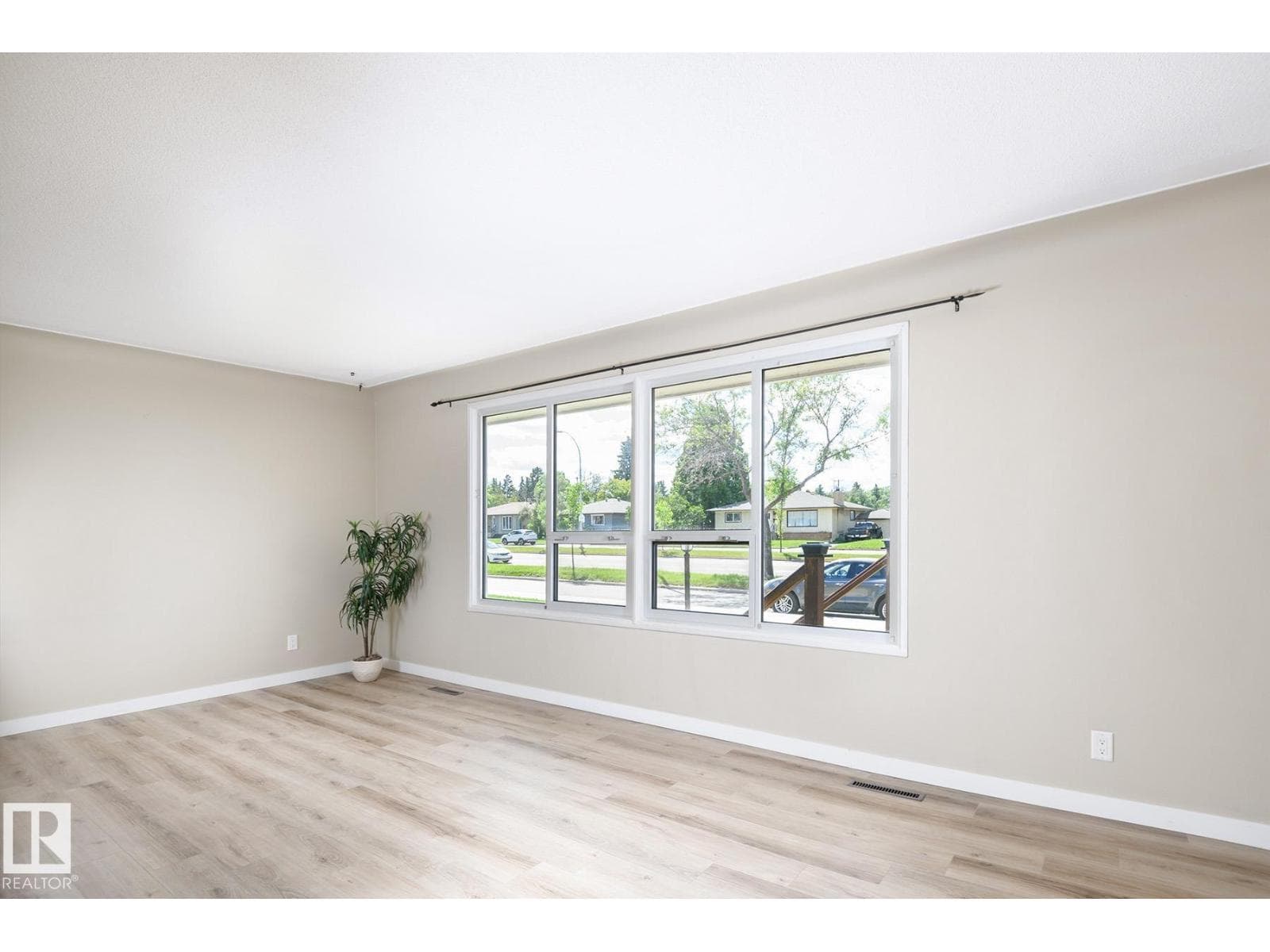 9607 75 ST NW — photo 4