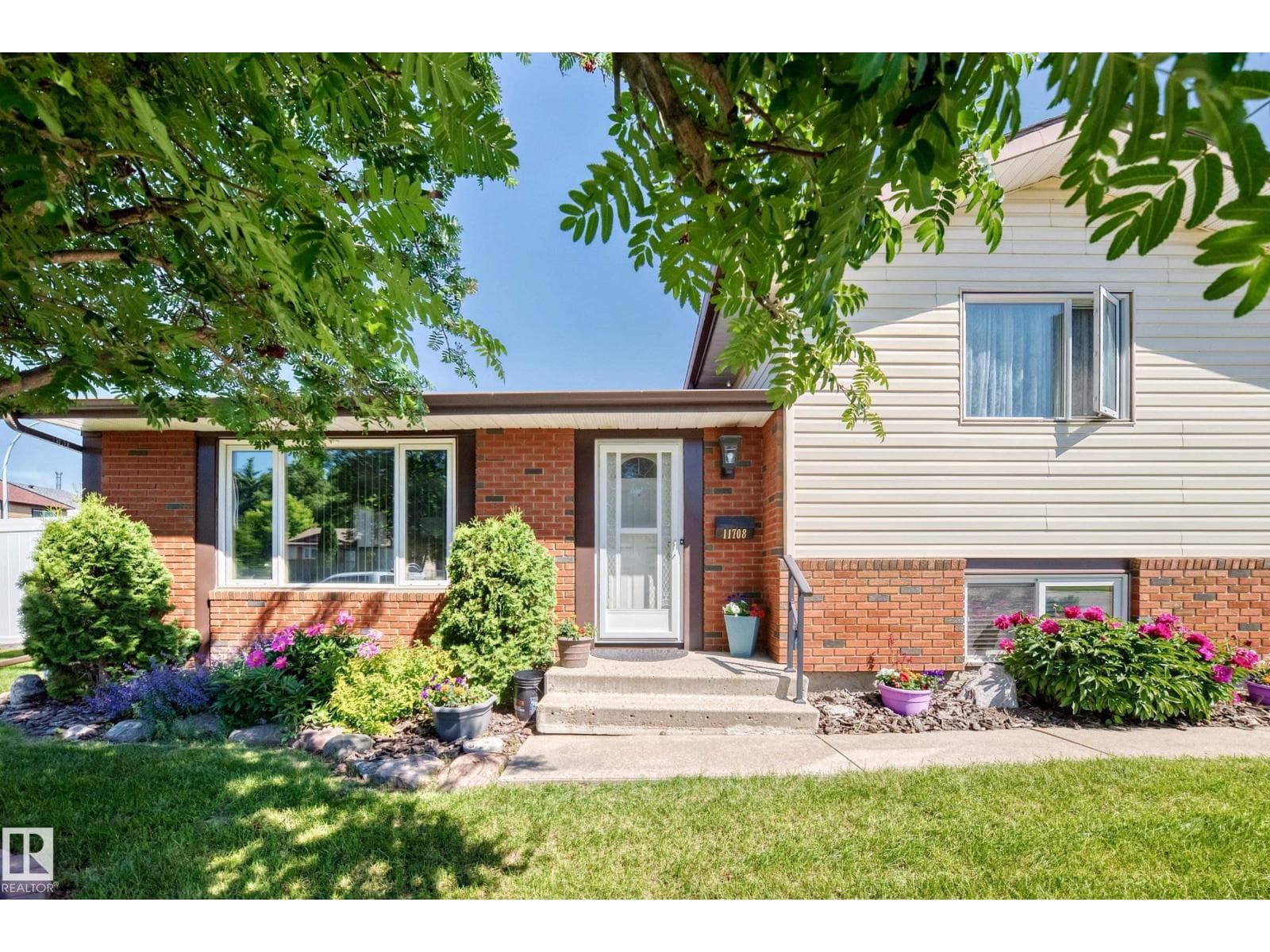 11708 138 AV NW NW