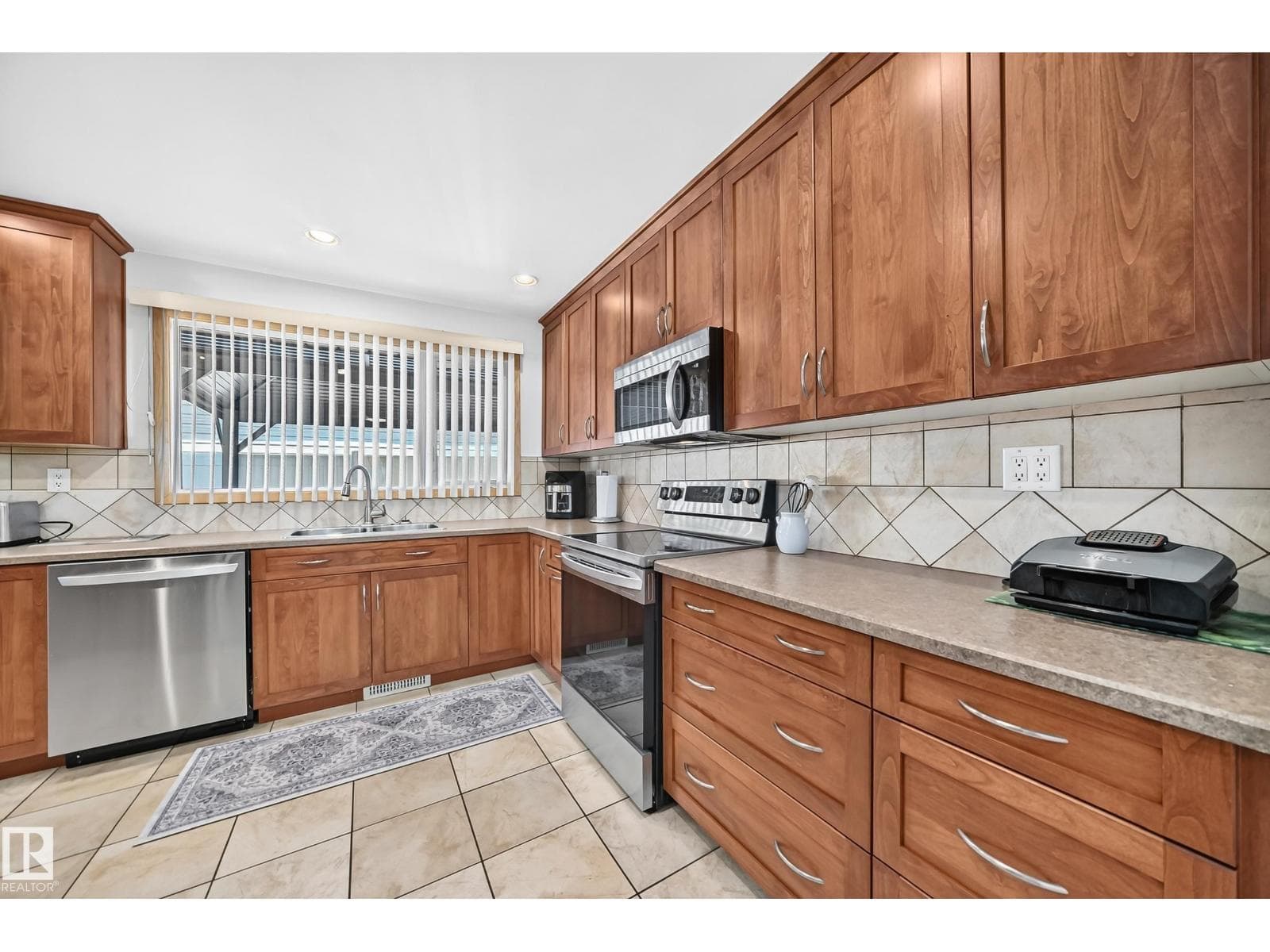 3 bed 2 bath single family at 11708 138 AV NW NW — $439,900 — photo 9