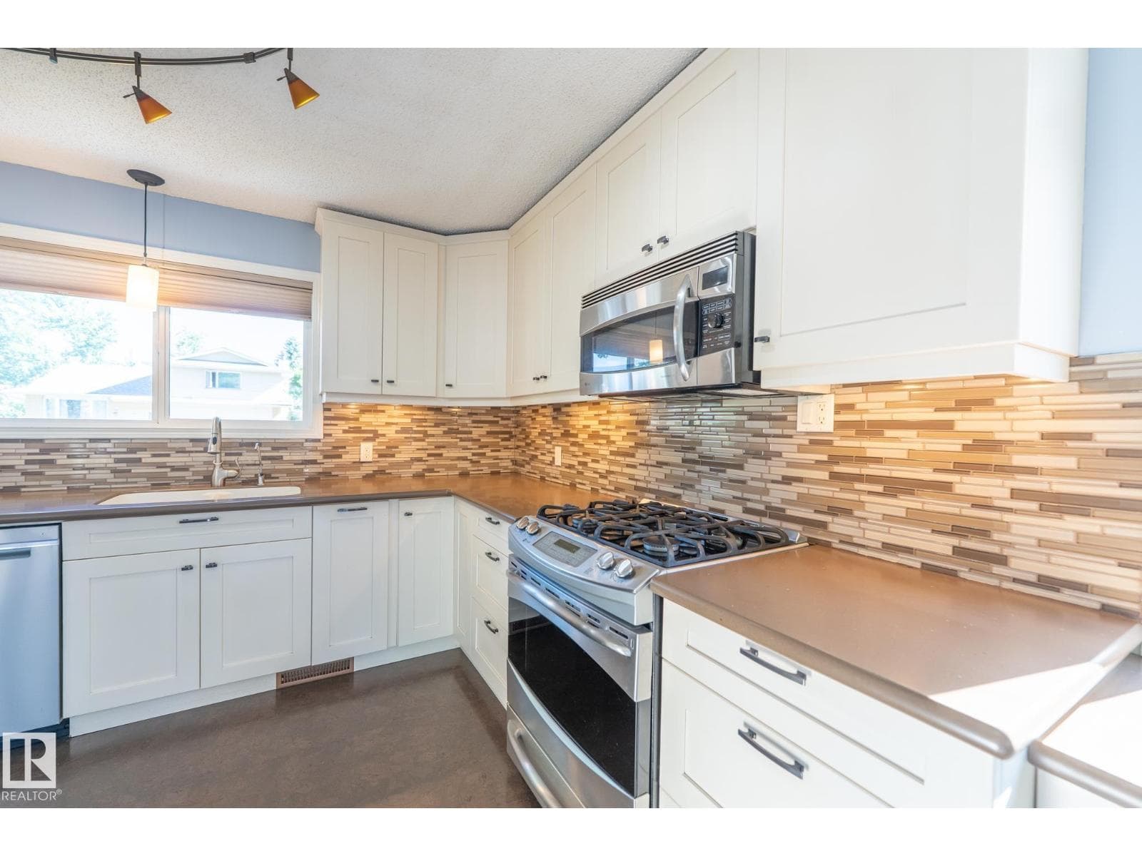 18289 74 AV NW — photo 5