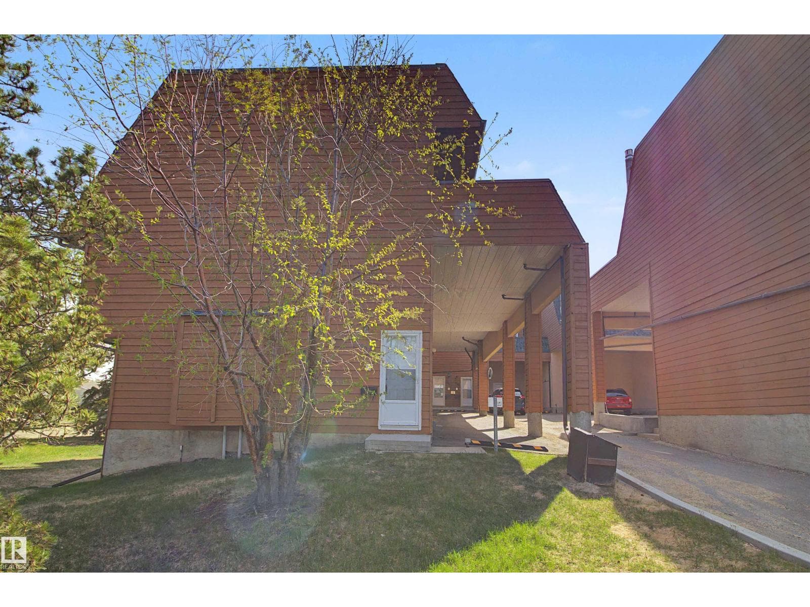 5953 40 AV NW — photo 2