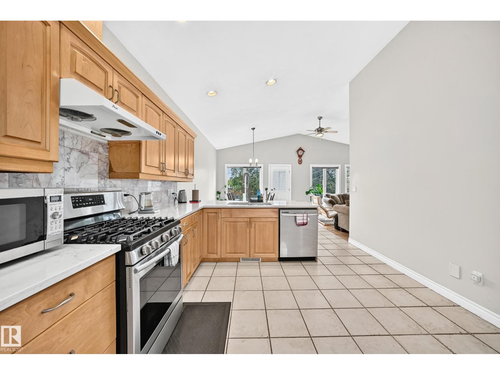8517 156 AV NW — photo 5