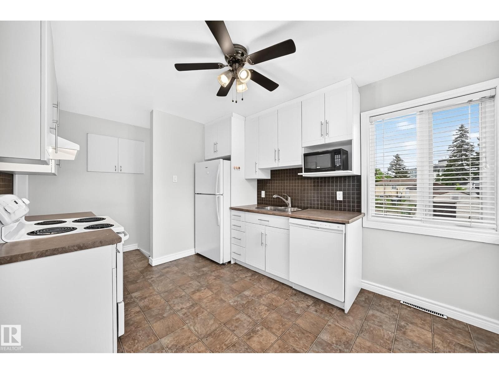 7307 76 ST NW — photo 5