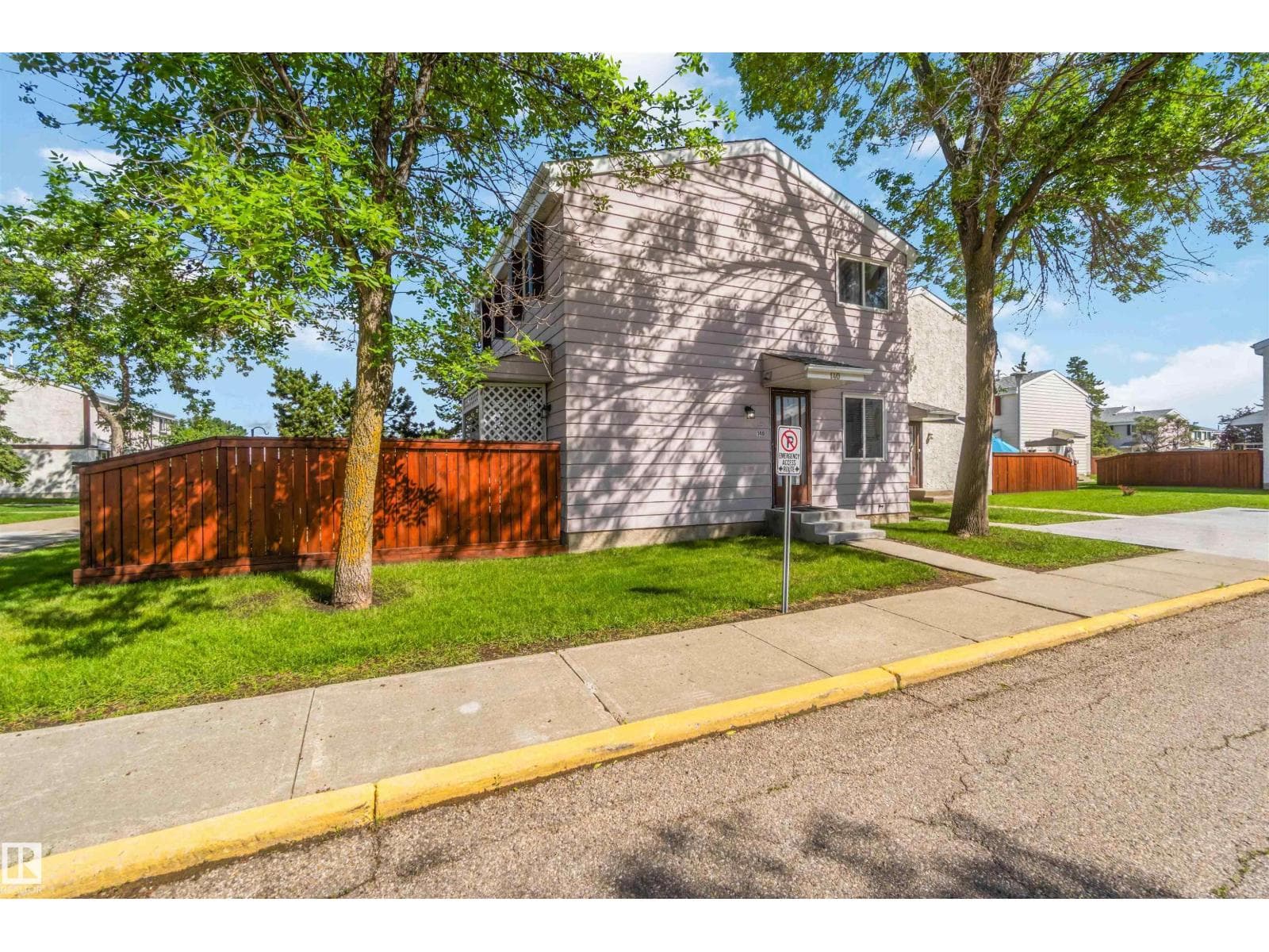 140 PRIMROSE GARDENS GD NW — photo 2